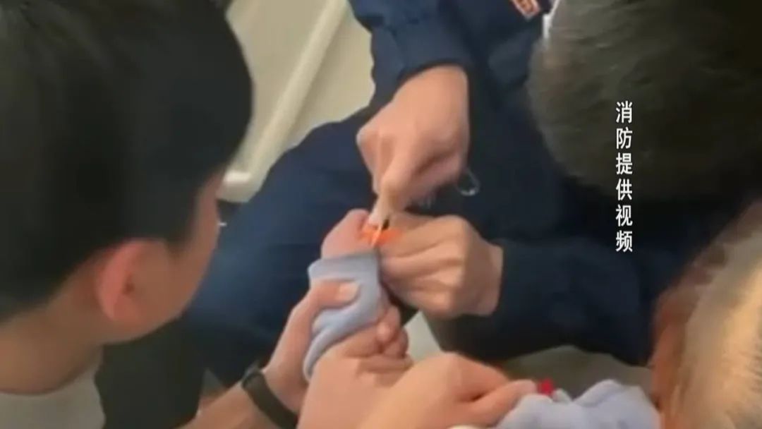 DƬ